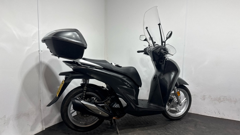 (23MY) Honda SH125i with Top Box